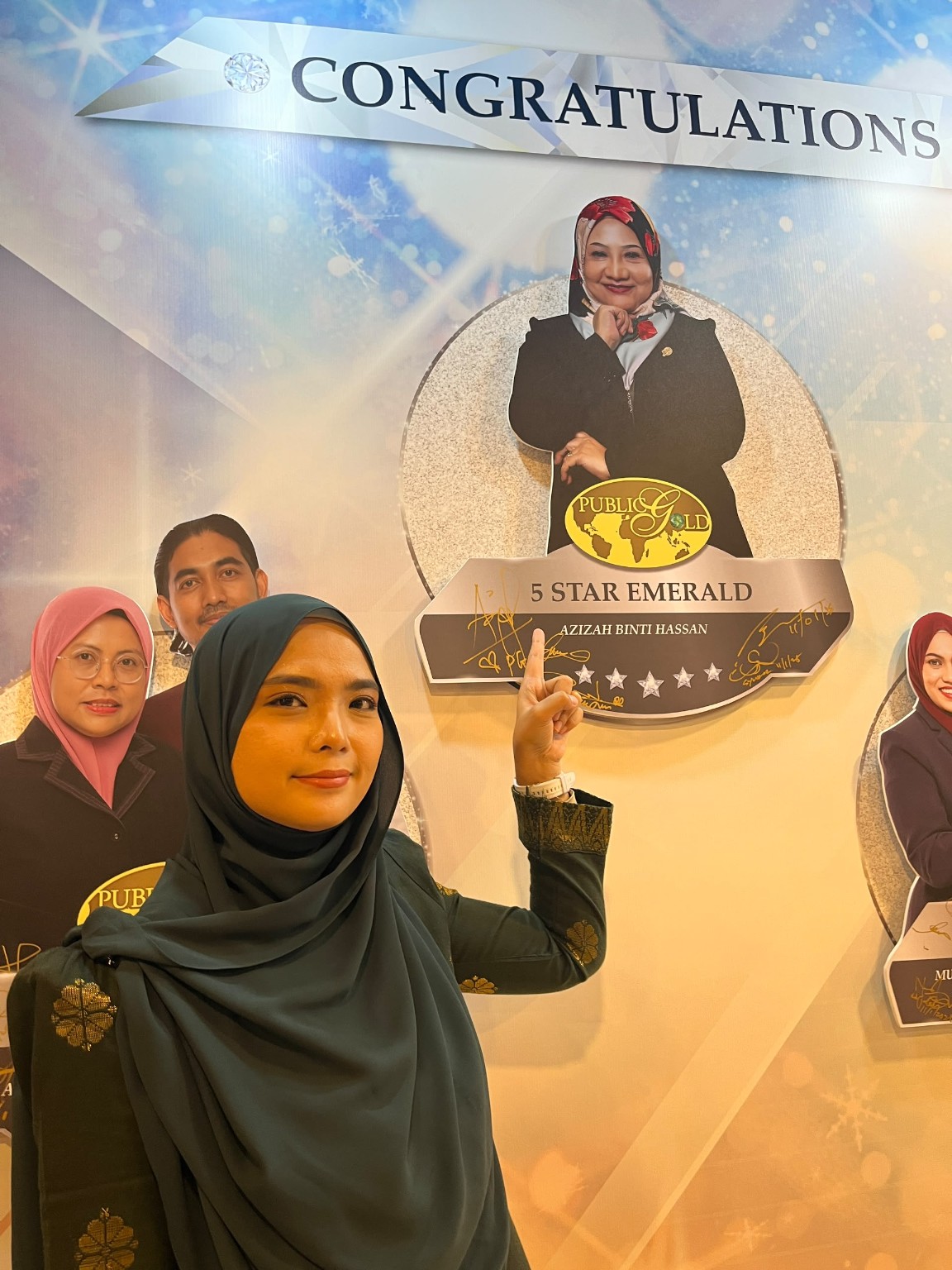 Ain Adnan di hadapan paparan pengiktirafan mentor Public Gold