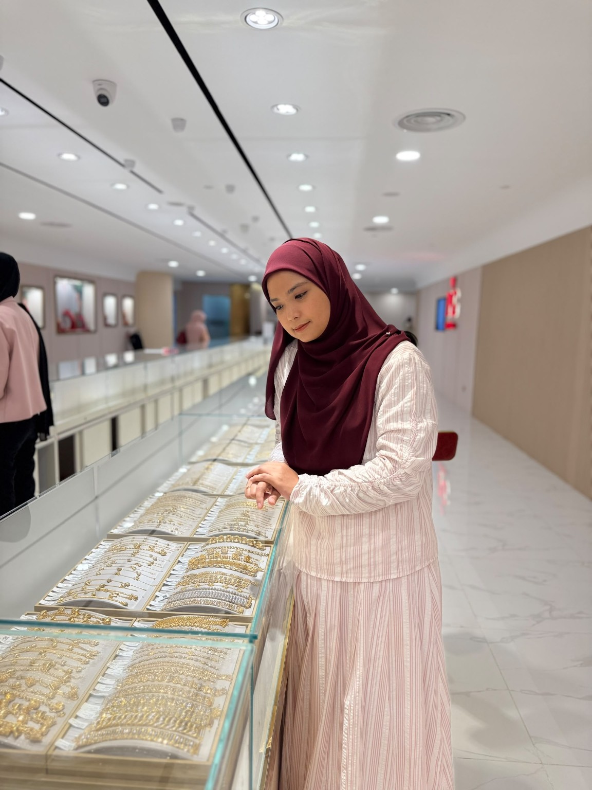 Ain Adnan melihat emas perhiasan di ruang pameran